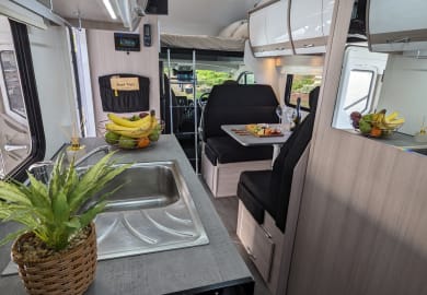 Cruisin Motorhomes Deluxe 4 Bett